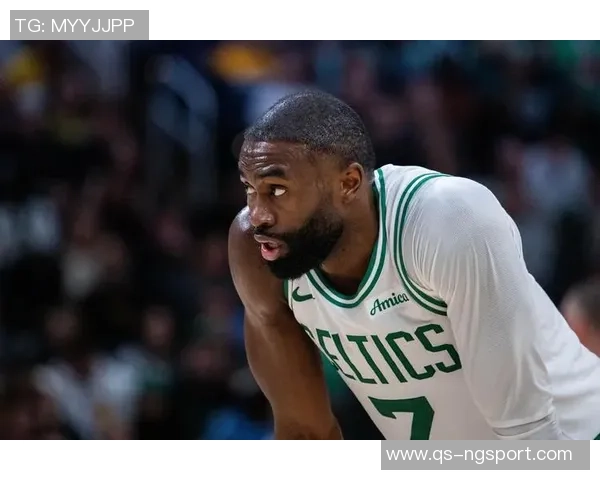 布朗遭遇滑铲未判犯规主裁解释两人滑倒导致未吹哨